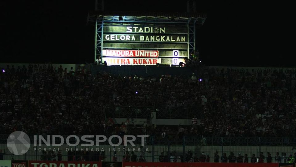 Insiden padamnya lampu sebelum kick-off laga Madura United vs Mitra Kukar. Copyright: &copy; Ian Setiawan/INDOSPORT